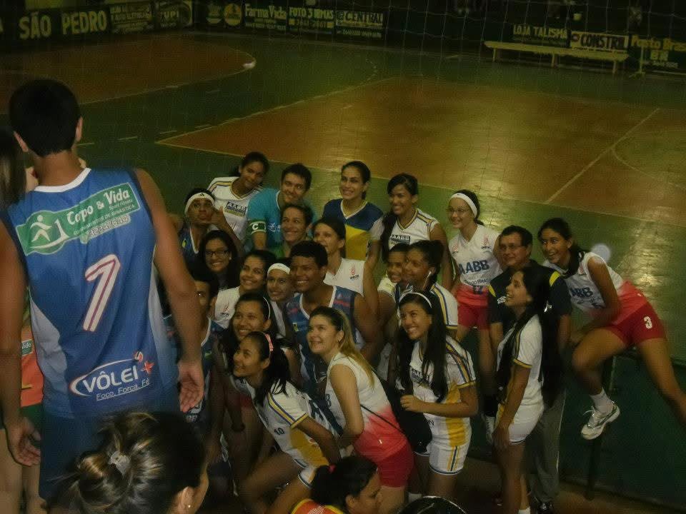 Bola posicionada sobre a quadra